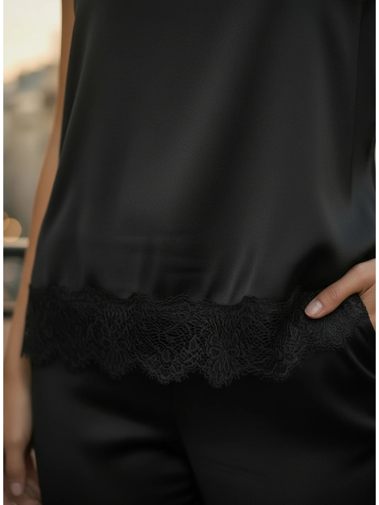 Ensemble Bustier Finition Dentelle & Pantalon Satin Chic – Noir Intense