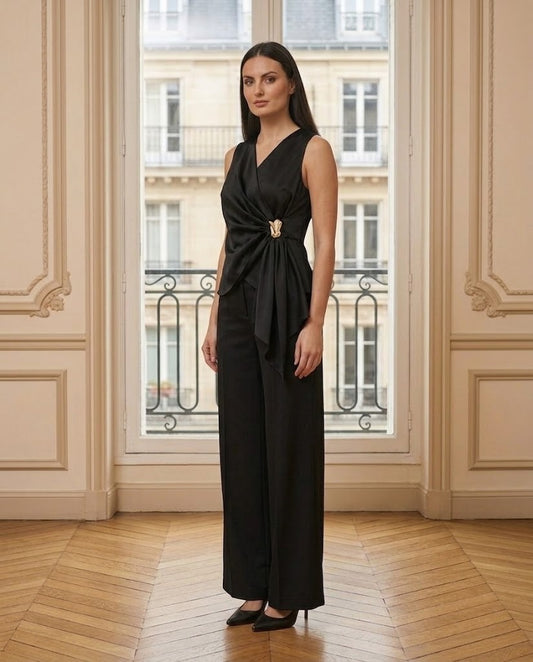 Ensemble top drapé et pantalon satiné noir – de trois-quarts – Eymora