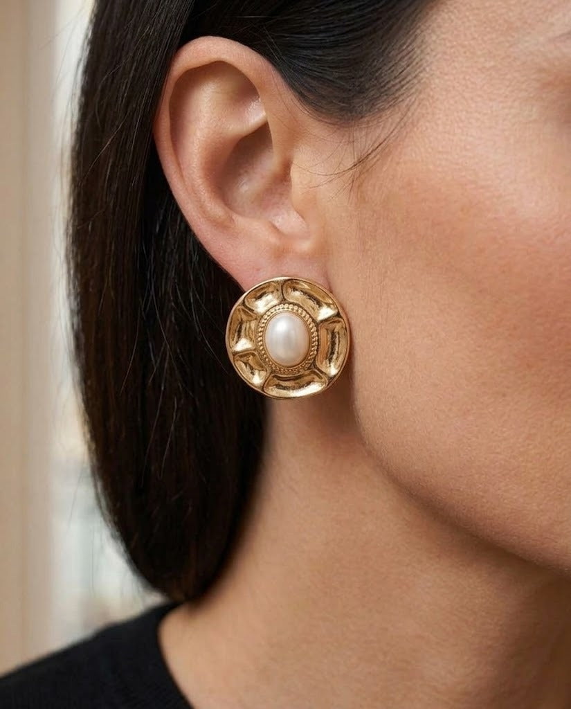 Boucles d'oreilles perle dorées – détail à l'oreille – Eymora