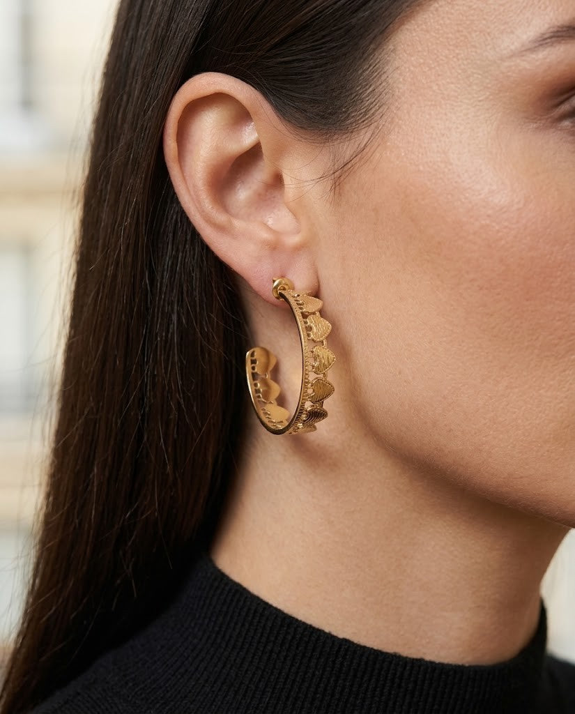 Créoles dorées texturées – détail à l'oreille – Eymora
