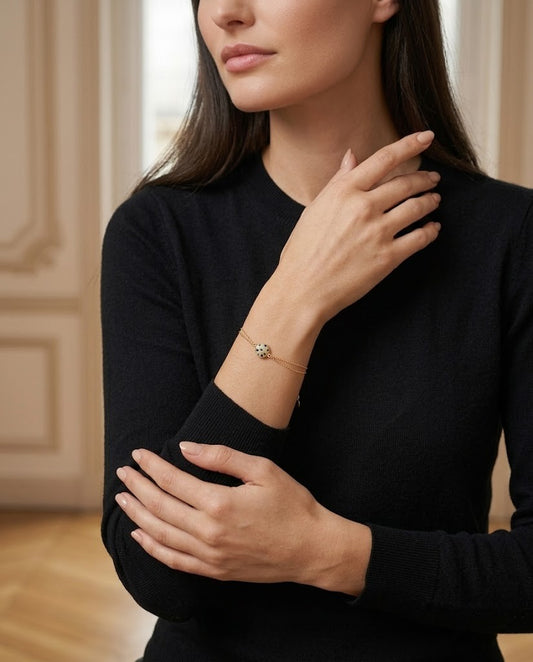 Bracelet doré deux rangs pierre naturelle – au poignet – Eymora
