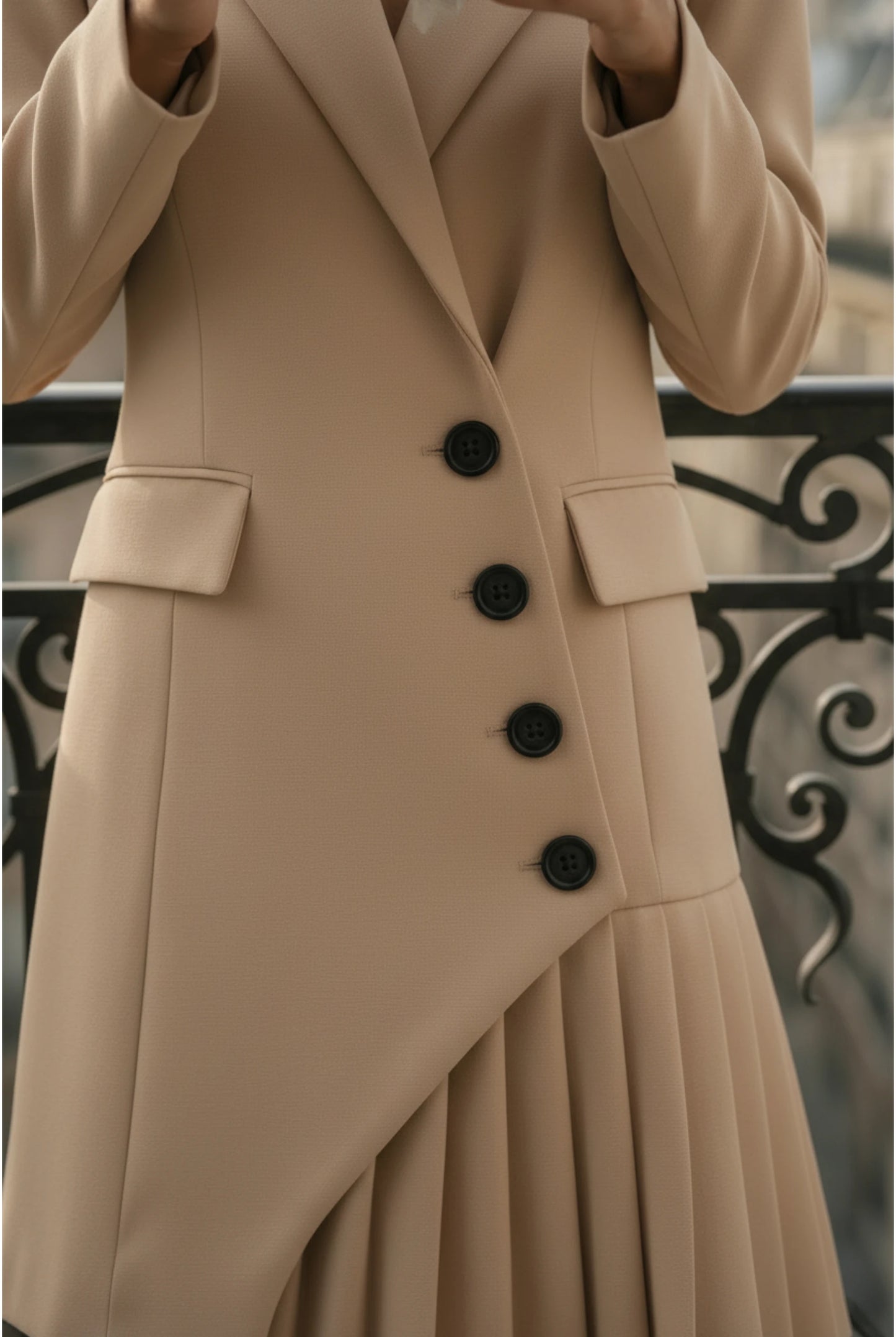 Robe Blazer Asymétrique Beige – Élégance Sculpturale