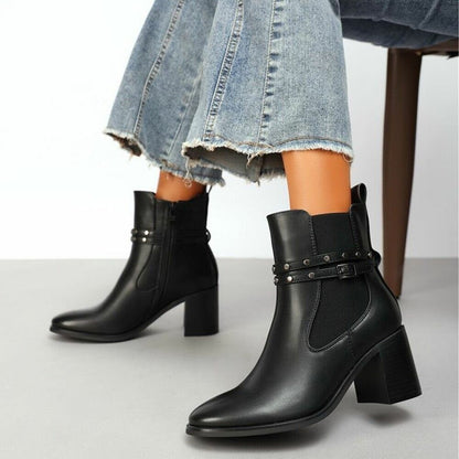 Bottines Chelsea Classiques noir portées – Eymora