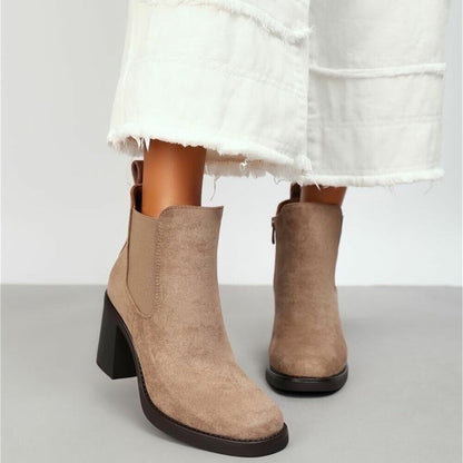 Bottines Chelsea à Talons Bloc marron portées – Eymora