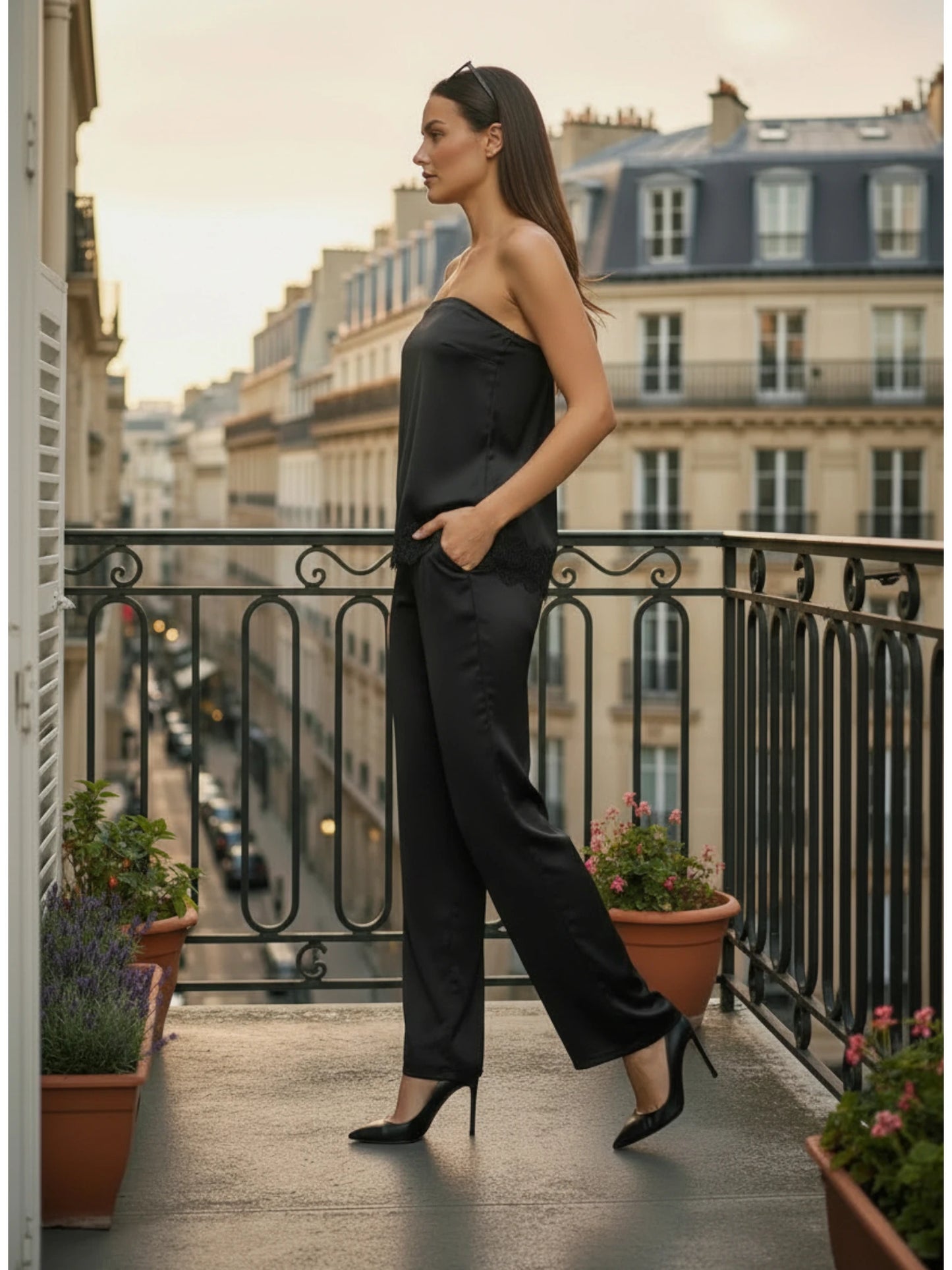 Ensemble Bustier Finition Dentelle & Pantalon Satin Chic – Noir Intense