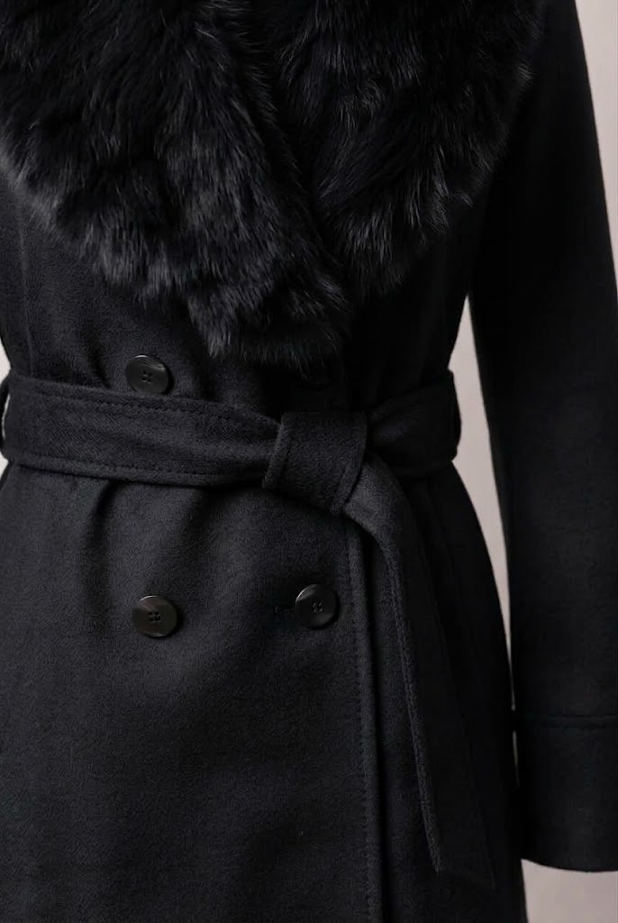 Manteau long Melissa noir – détail de la matière – Eymora