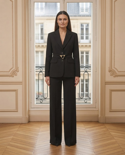Ensemble blazer et pantalon noir – de face – Eymora