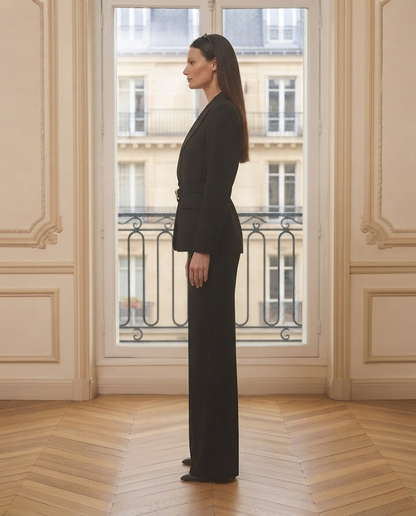 Ensemble blazer et pantalon noir – de profil – Eymora