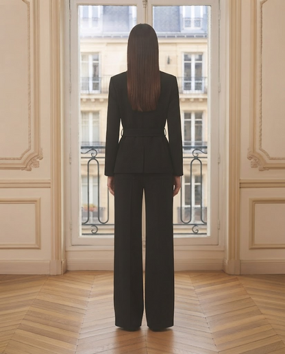 Ensemble blazer et pantalon noir – de dos – Eymora
