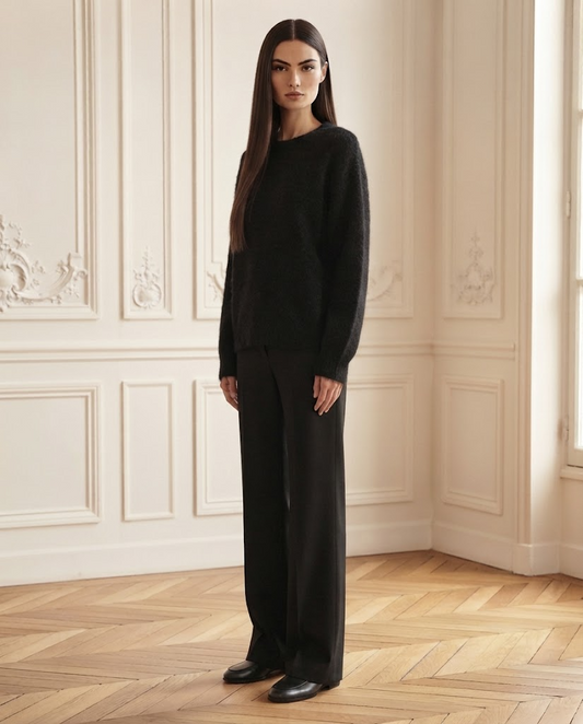 Pull col rond alpaga noir – de trois-quarts – Eymora
