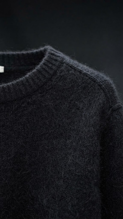 Pull col rond alpaga noir – détail de la matière – Eymora