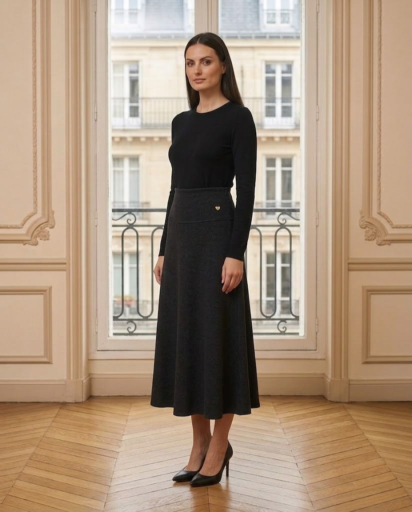 Jupe midi trapèze maille noir – de trois-quarts – Eymora
