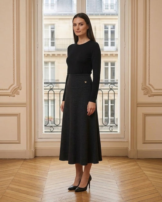 Jupe midi trapèze maille noir – de trois-quarts – Eymora