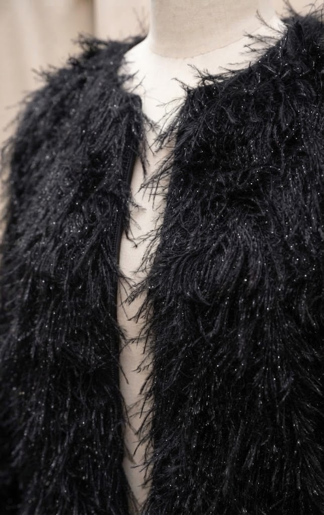 Veste scintillante noire – détail de la matière – Eymora