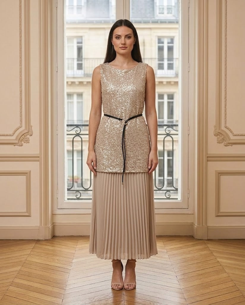 Ensemble tunique pailletée et jupe plissée beige – de face – Eymora
