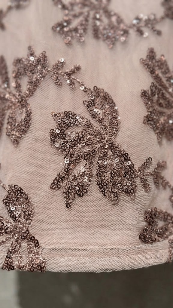 Jupe mi-longue à sequins nude – détail de la matière – Eymora