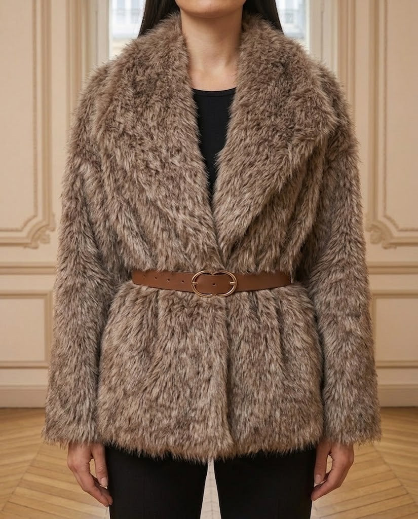 Veste fausse fourrure ceinturée marron clair – détail – Eymora