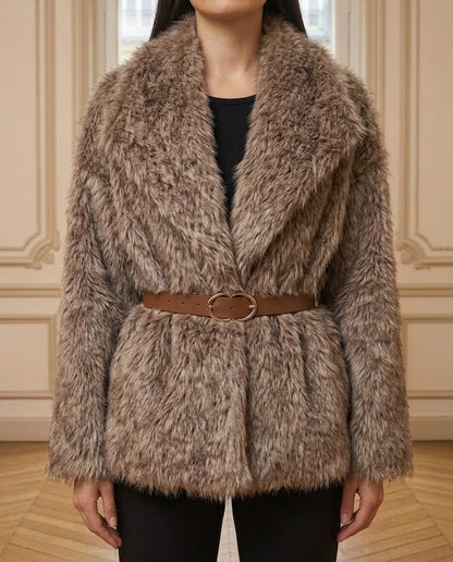 Veste fausse fourrure ceinturée marron clair – détail – Eymora