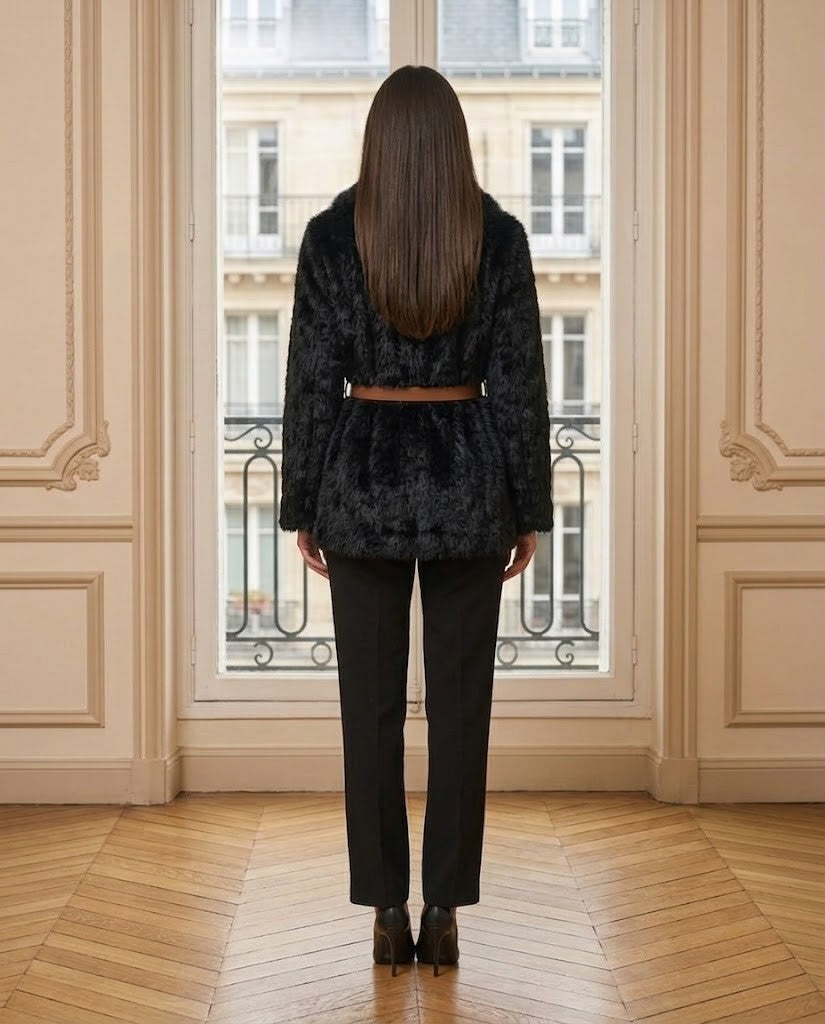 Veste fausse fourrure ceinturée noir – de dos – Eymora