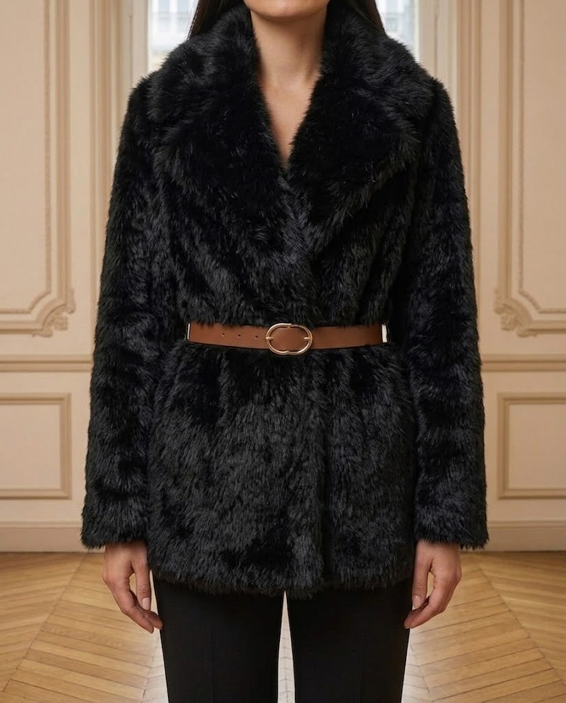 Veste fausse fourrure ceinturée noir – détail – Eymora