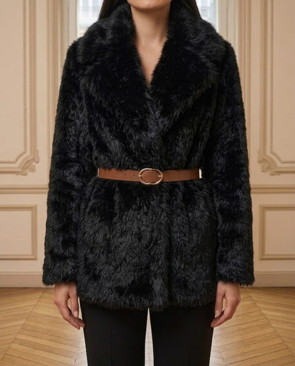 Veste fausse fourrure ceinturée noir – détail – Eymora