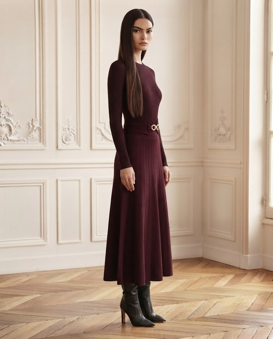 Ensemble maille pull et jupe bordeaux – de trois-quarts – Eymora