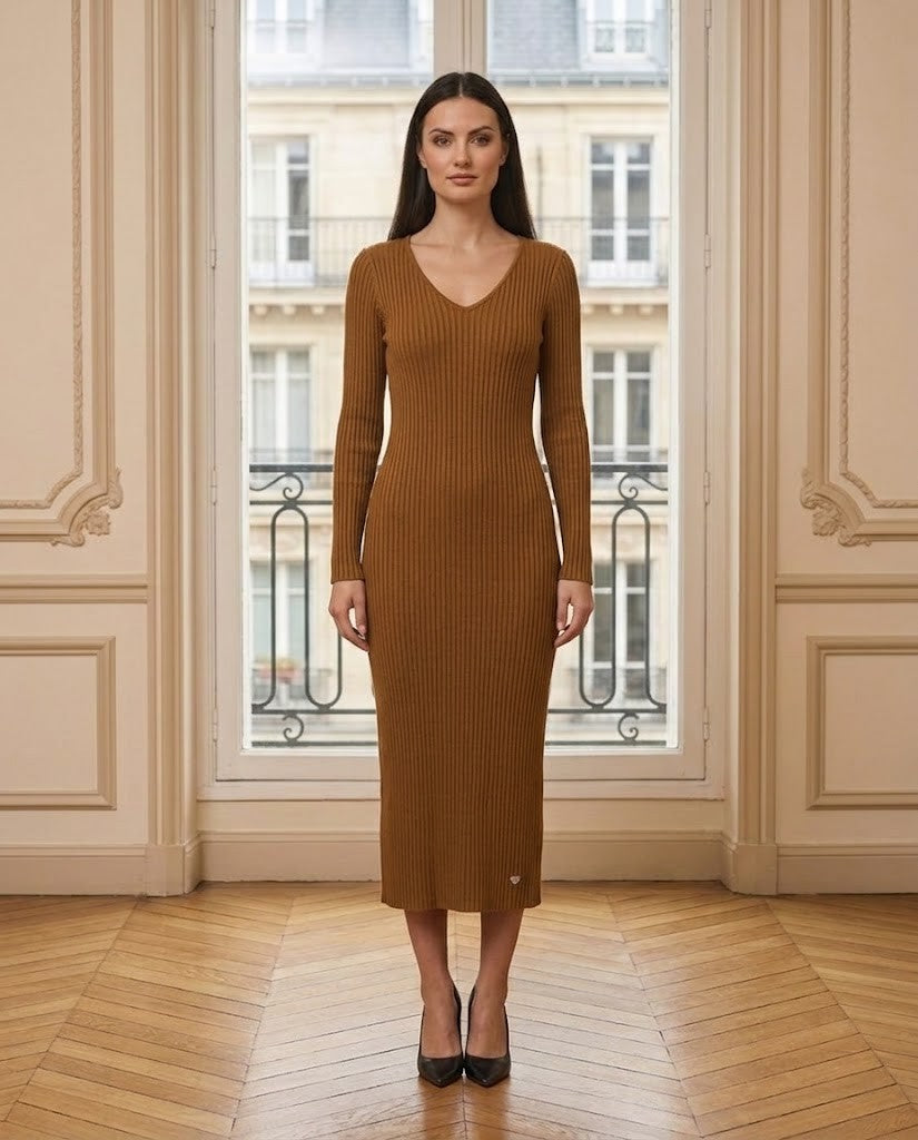 Robe midi côtelée col V caramel – de face – Eymora