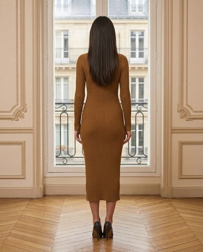 Robe midi côtelée col V caramel – de dos – Eymora