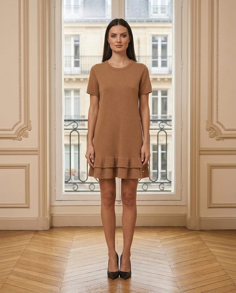 Robe courte à volants caramel – de face – Eymora
