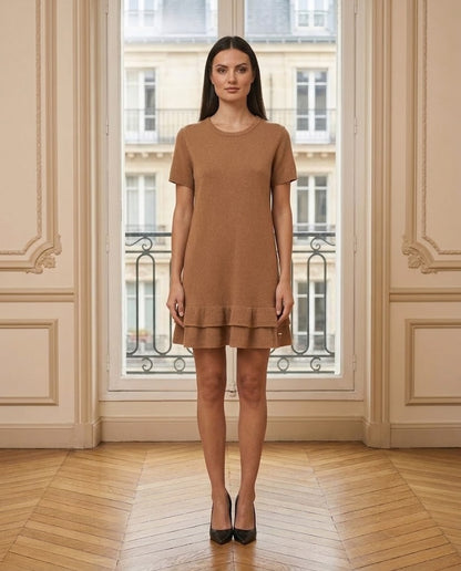 Robe courte à volants caramel – de face – Eymora