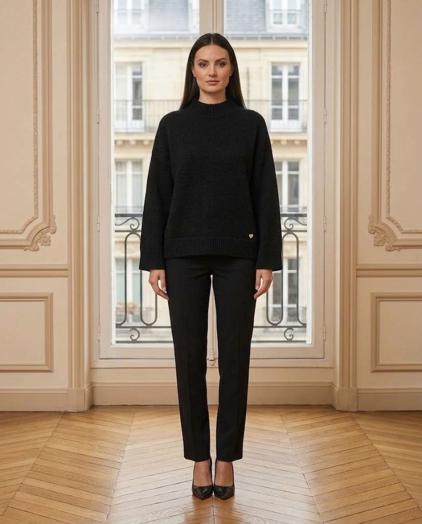 Pull col montant noir – de face – Eymora