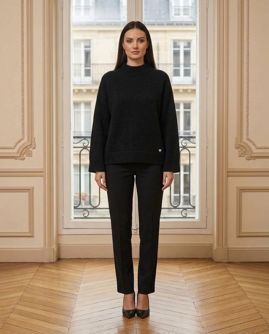 Pull col montant noir – de face – Eymora