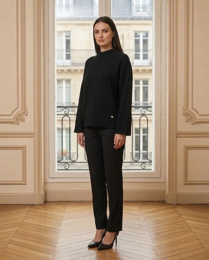 Pull col montant noir – de trois-quarts – Eymora