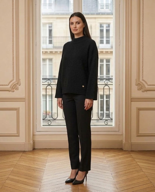 Pull col montant noir – de trois-quarts – Eymora