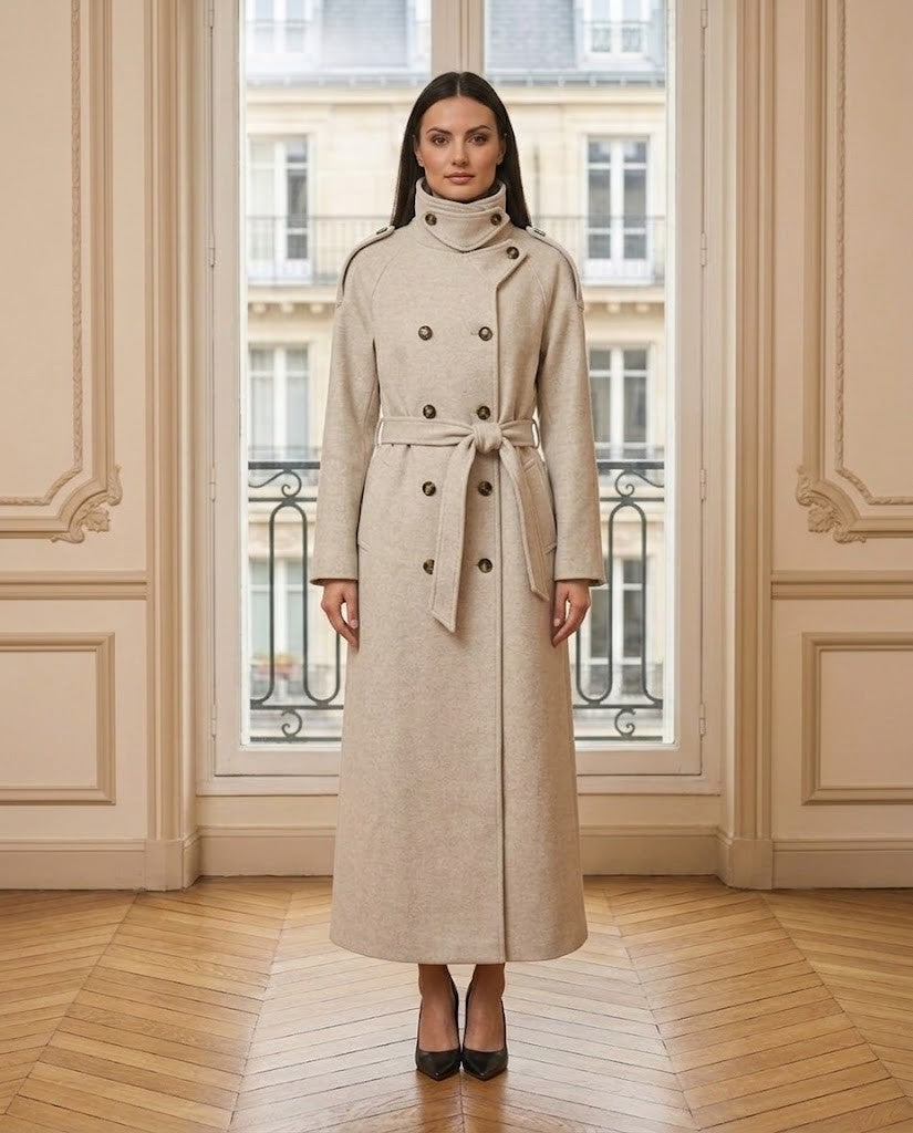 Manteau long col montant crème – de face – Eymora