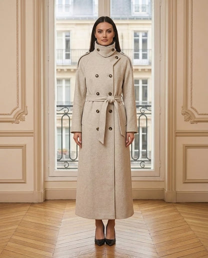 Manteau long col montant crème – de face – Eymora