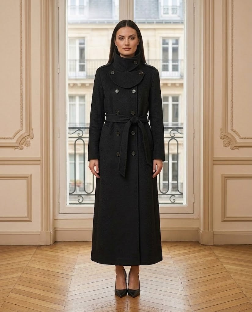 Manteau long col montant noir – de face – Eymora