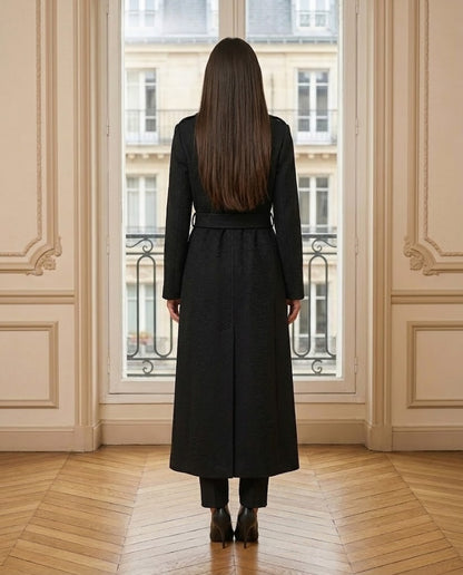 Manteau long col montant noir – de dos – Eymora