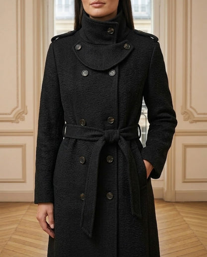 Manteau long col montant noir – détail – Eymora