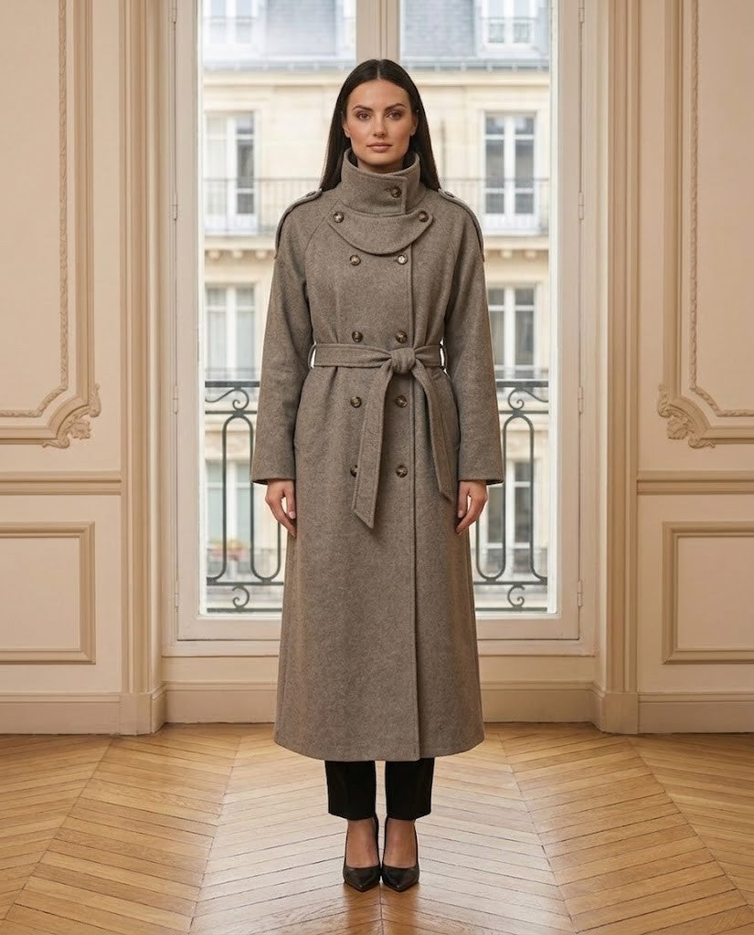 Manteau long col montant taupe – de face – Eymora
