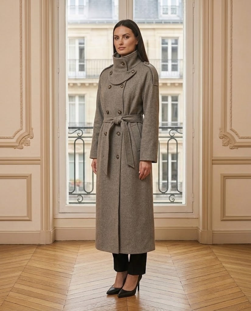 Manteau long col montant taupe – de trois-quarts – Eymora