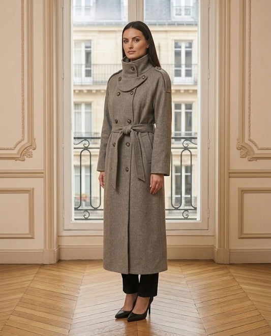Manteau long col montant taupe – de trois-quarts – Eymora