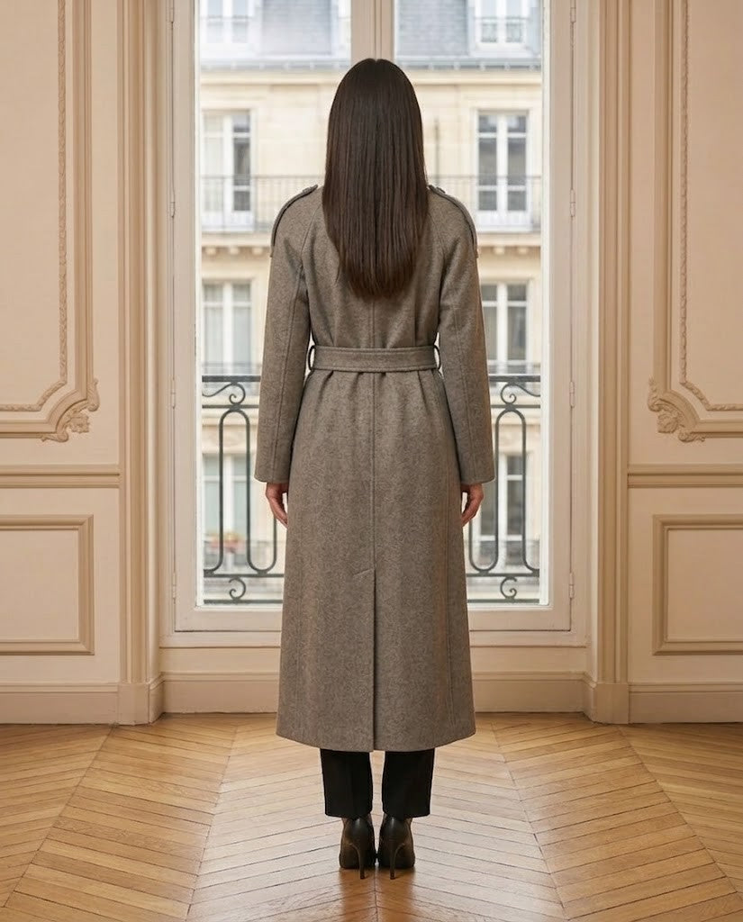 Manteau long col montant taupe – de dos – Eymora