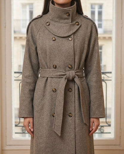 Manteau long col montant taupe – détail – Eymora
