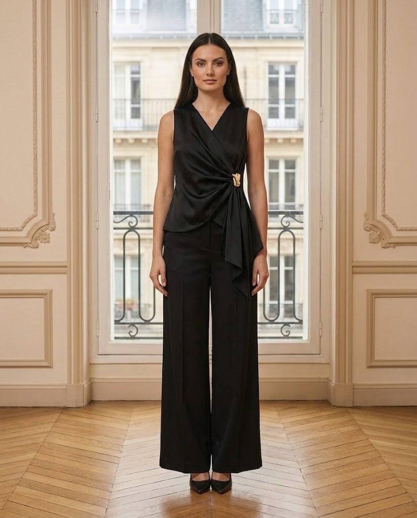 Ensemble top drapé et pantalon satiné noir – de face – Eymora
