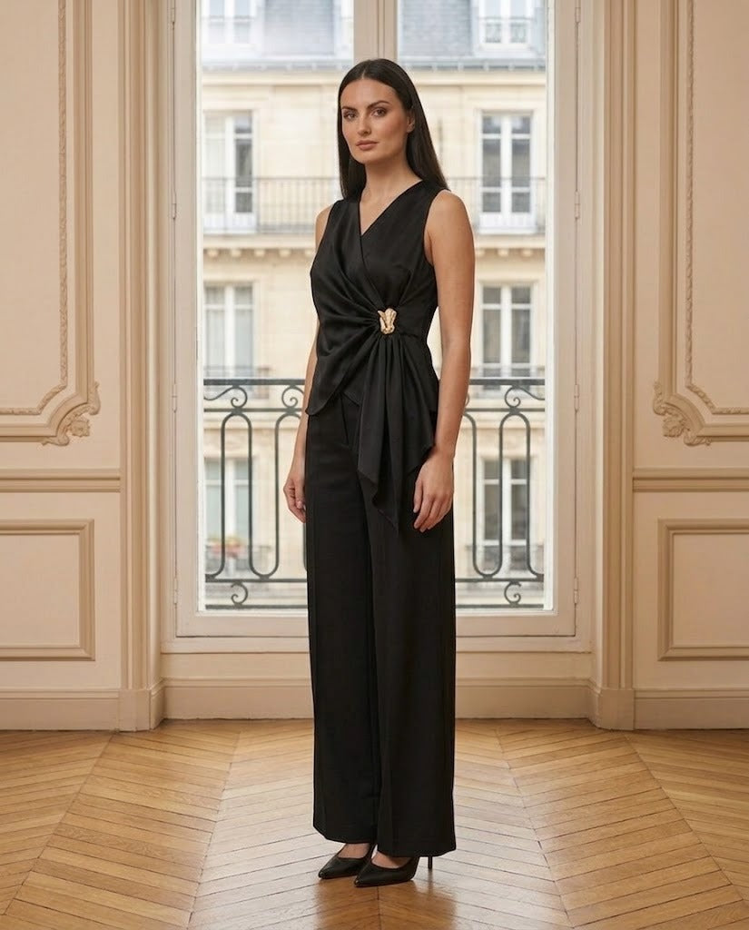 Ensemble top drapé et pantalon satiné noir – de trois-quarts – Eymora