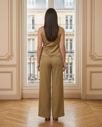 Ensemble top drapé et pantalon satiné taupe – de dos – Eymora