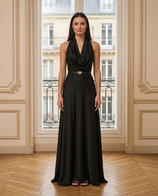 Robe longue satinée col bénitier noir – de face – Eymora