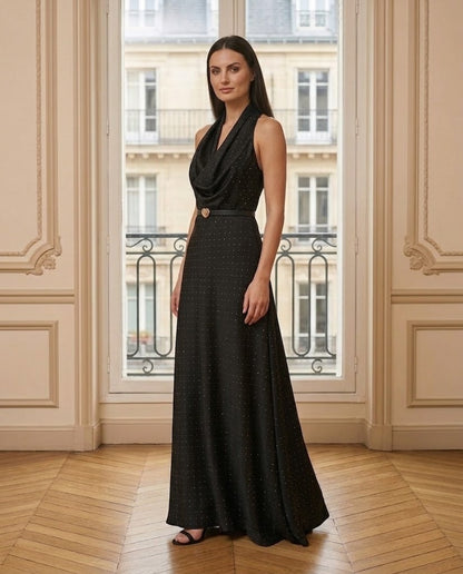 Robe longue satinée col bénitier noir – de trois-quarts – Eymora