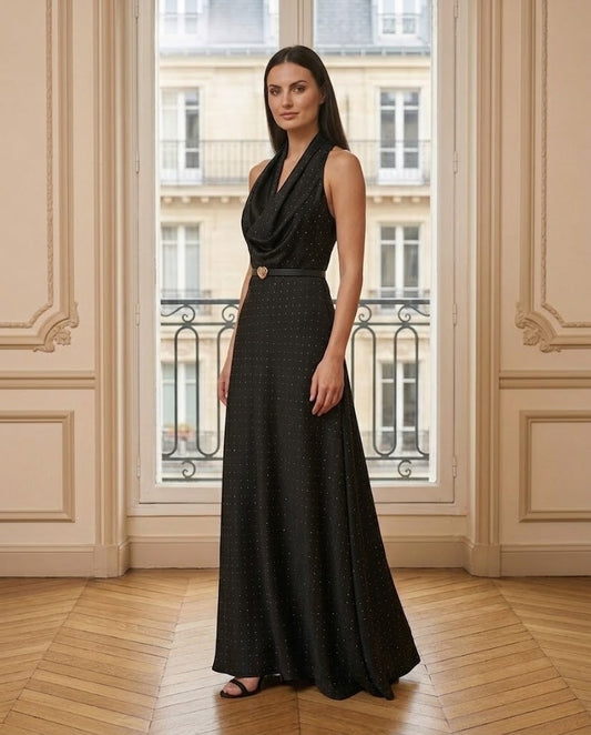 Robe longue satinée col bénitier noir – de trois-quarts – Eymora